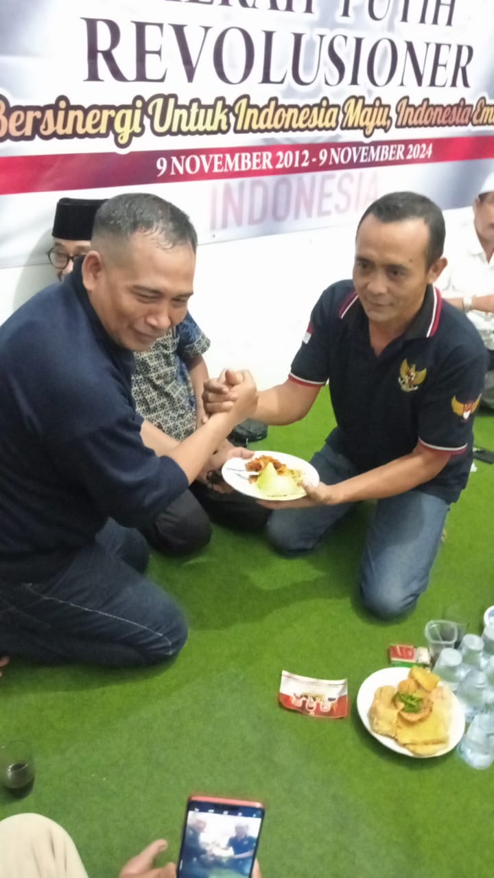 Penyerah Potong Tumpeng Kepada Ketua Dewan Pembina
